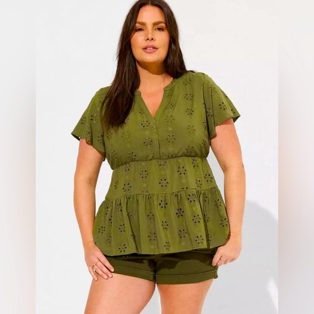 Torrid Sz 2 Babydoll Eyelet Tiered Top Green VNeck Short Sleeve Feminine Fairy